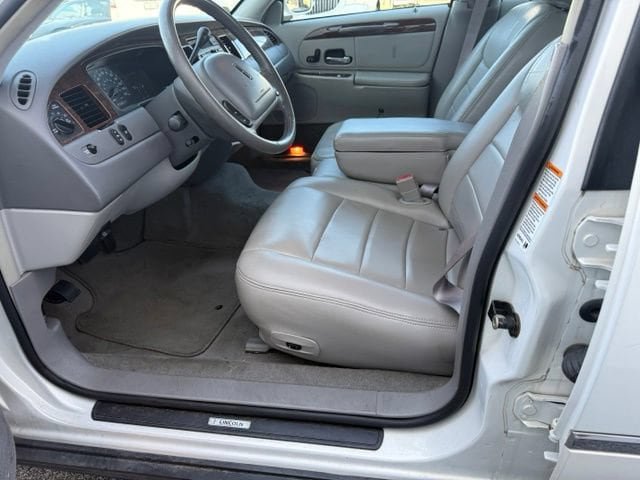 Used 2002 Lincoln Town Car Executive RWD image 20
