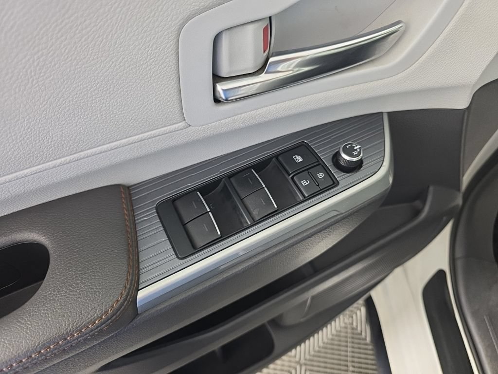 Used 2022 Toyota Sienna XSE AWD/4WD image 12