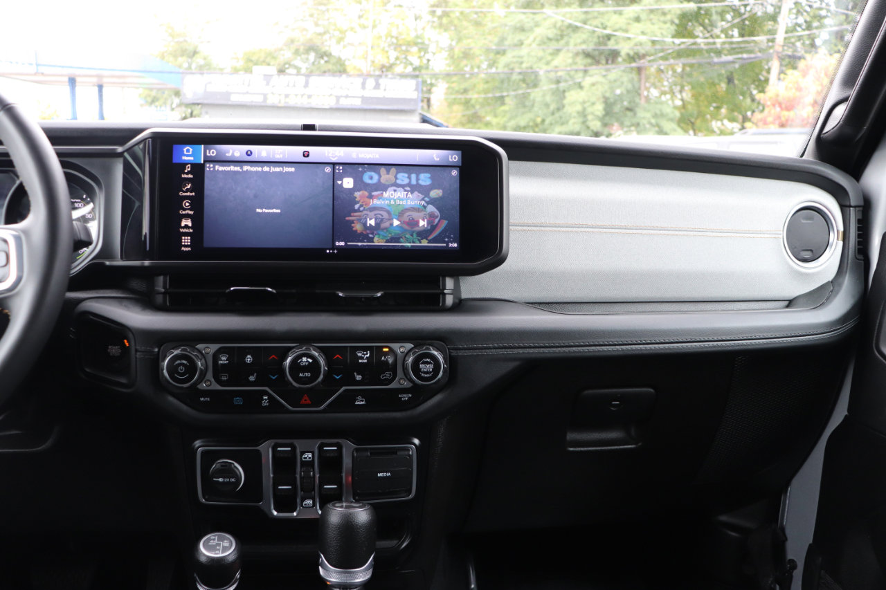 Used 2024 Jeep Wrangler Sahara image 18