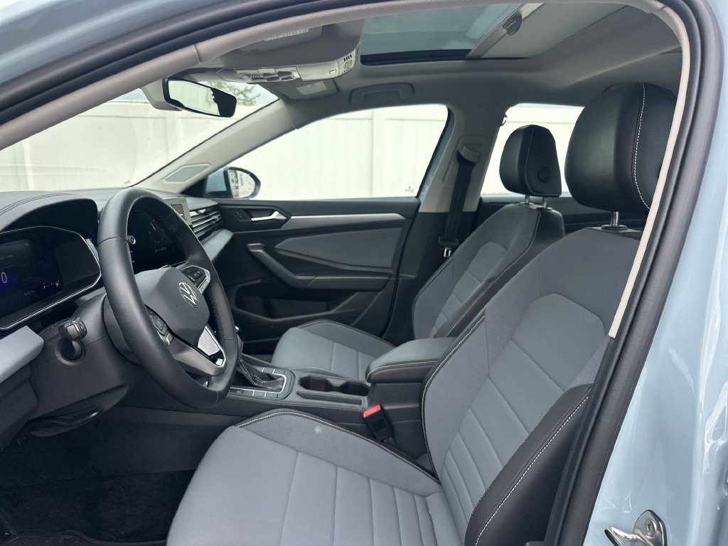 Used 2025 Volkswagen Jetta SE w/ Sunroof Package FWD image 14
