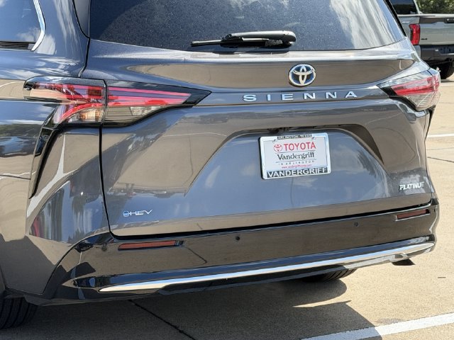 Used 2025 Toyota Sienna Platinum FWD image 6