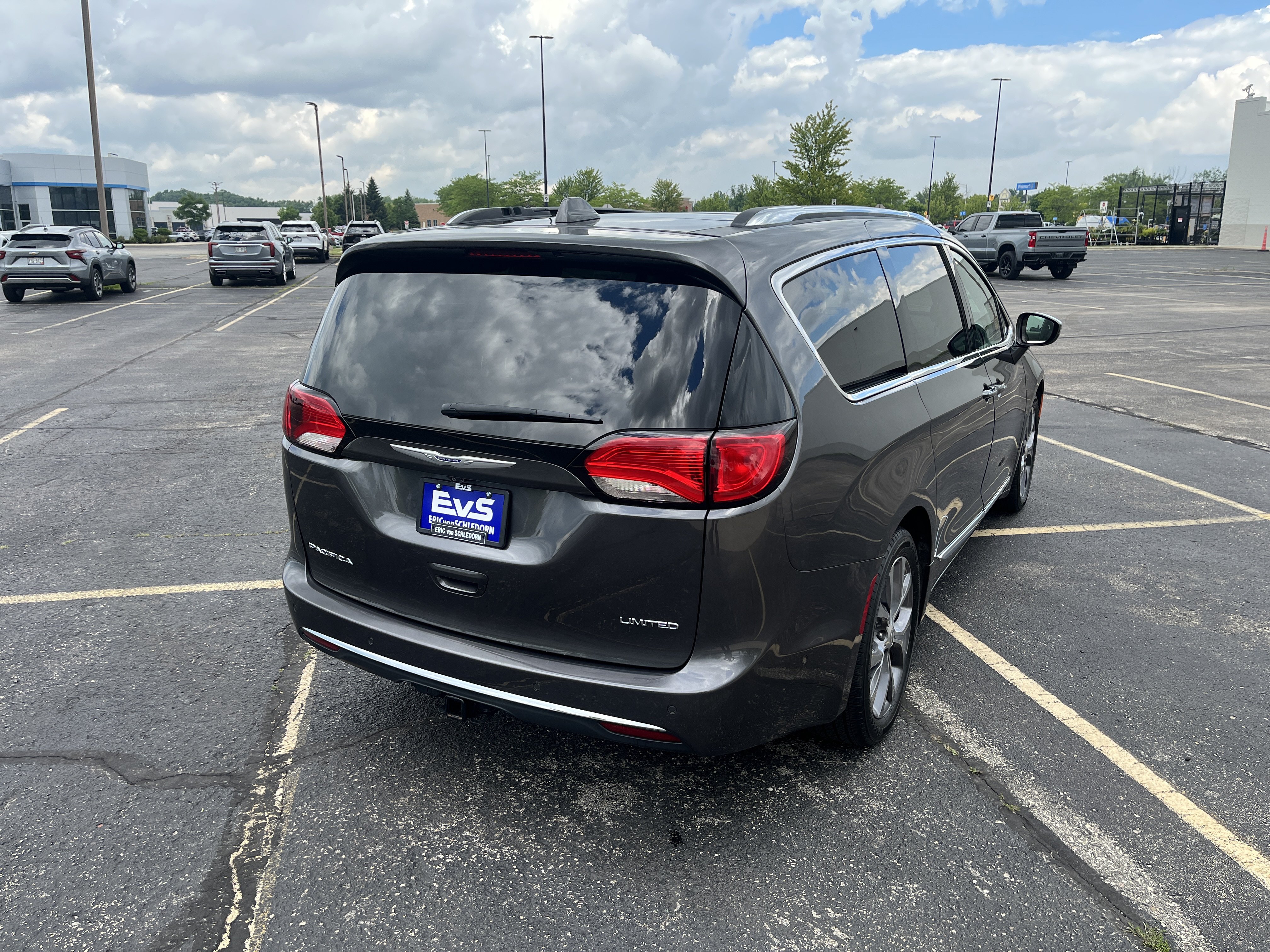 Used 2019 Chrysler Pacifica Limited w/ Tire & Wheel Group FWD image 6