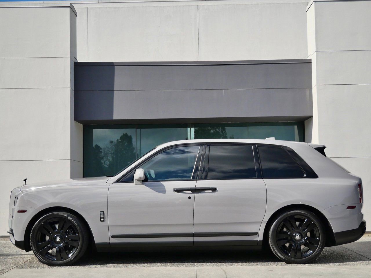 Used 2021 Rolls-Royce Cullinan image 3