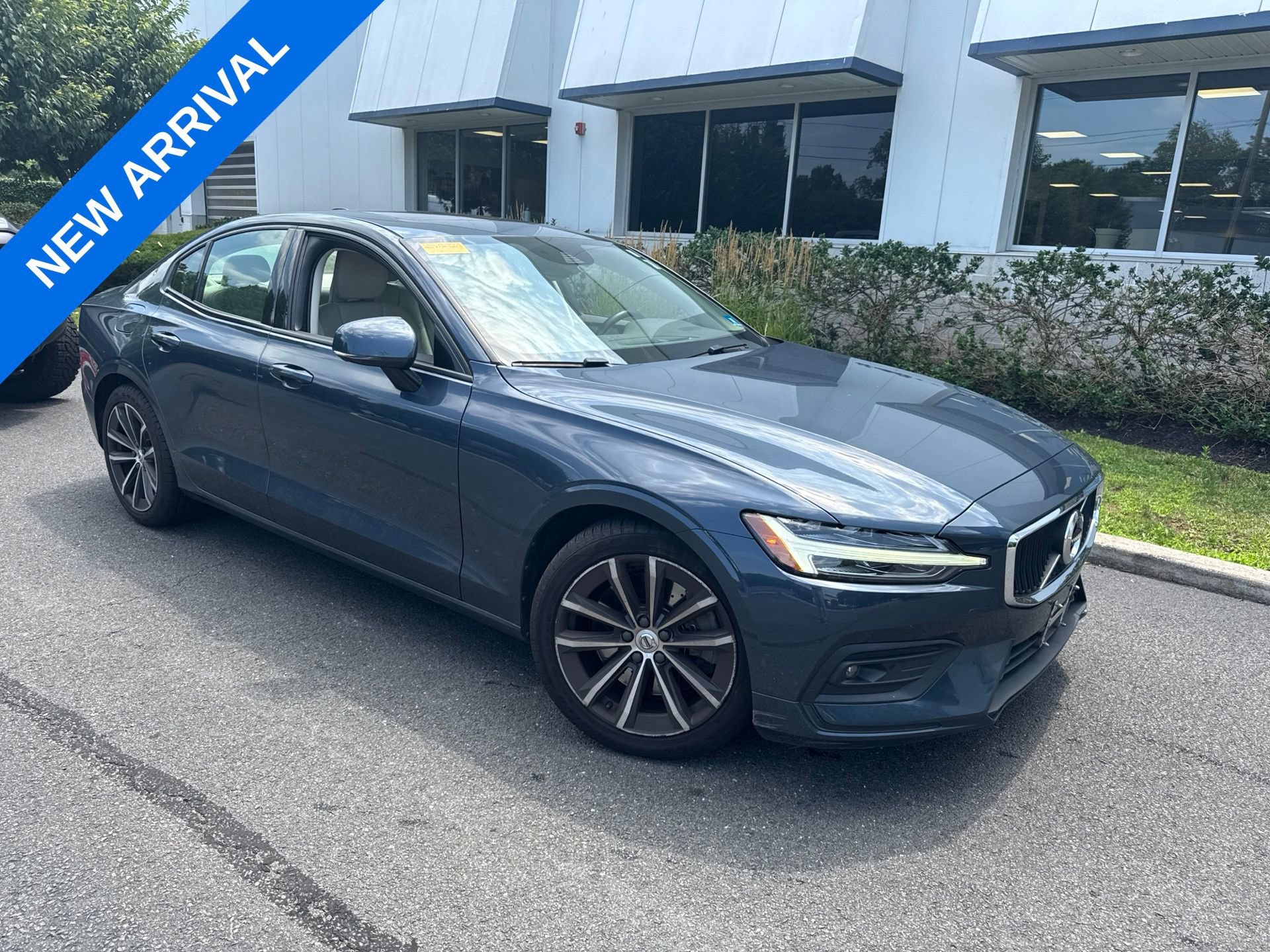 Used 2021 Volvo S60 T6 Momentum w/ Protection Package AWD/4WD image 1
