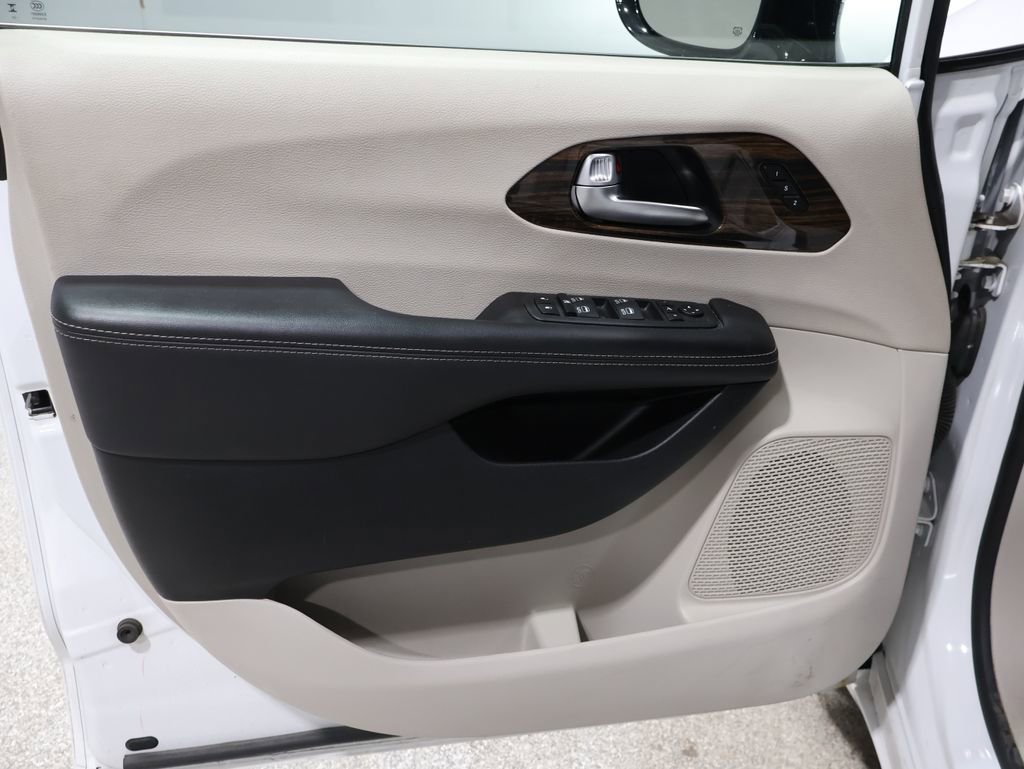 Certified 2023 Chrysler Pacifica Limited image 14