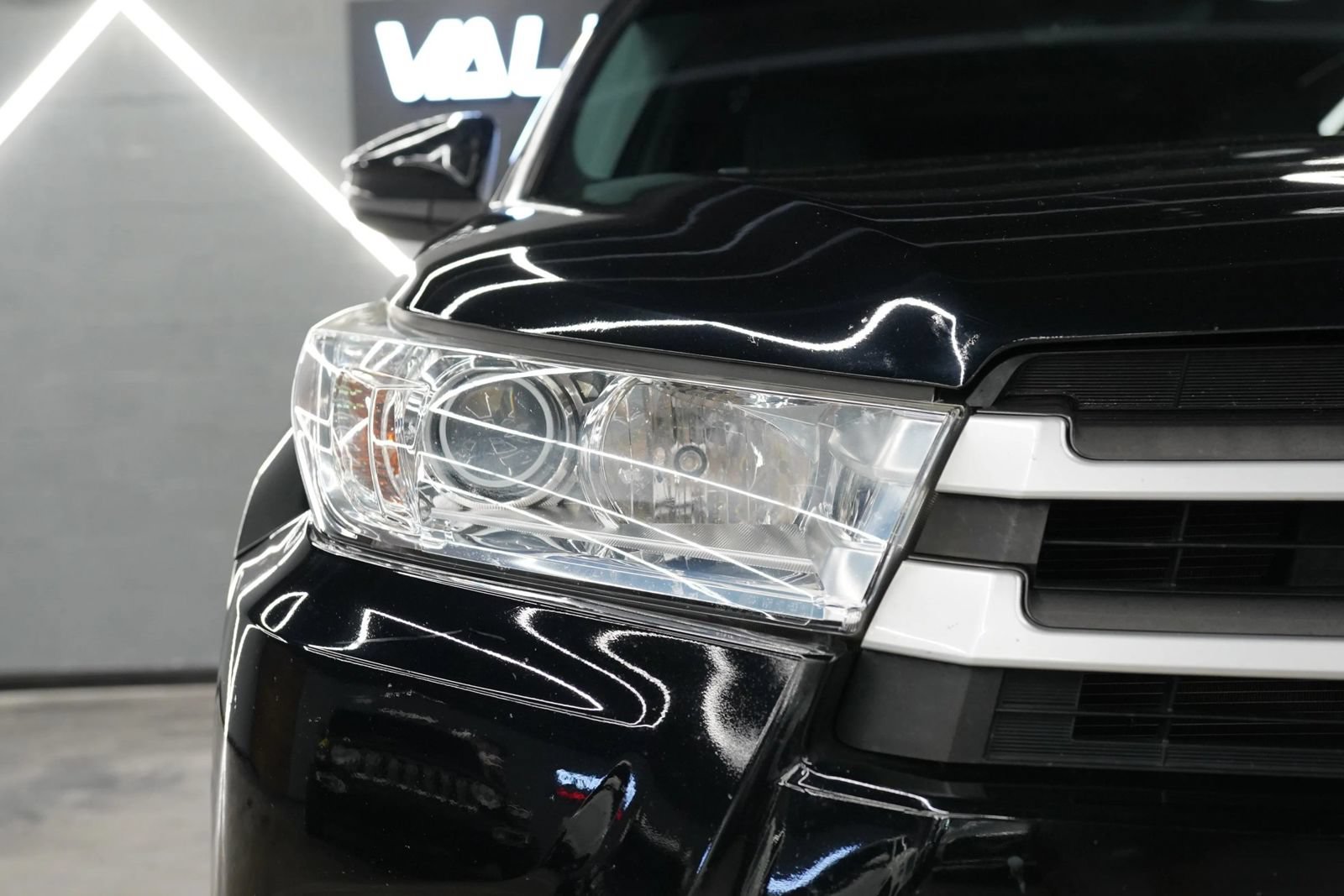 Used 2019 Toyota Highlander XLE FWD image 4