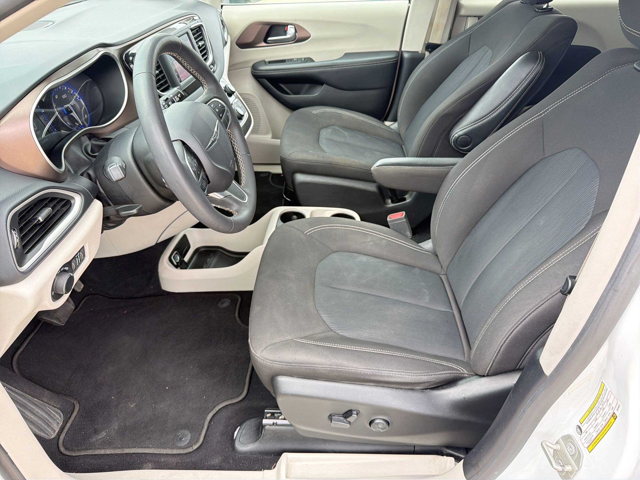 Used 2023 Chrysler Voyager LX image 5