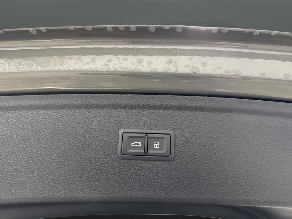 Used 2023 Audi Q5 e Prestige w/ Prestige Package image 16