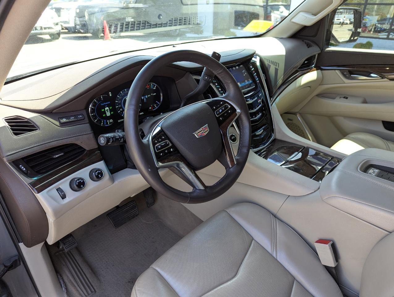 Used 2017 Cadillac Escalade Luxury AWD/4WD image 3