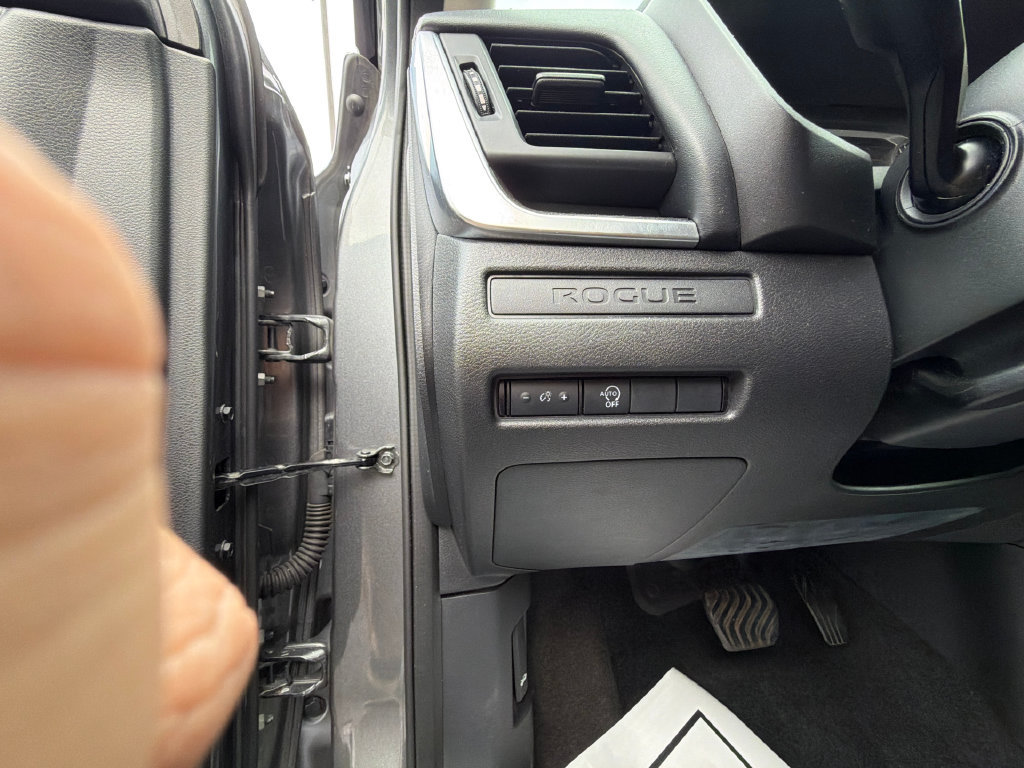 Used 2024 Nissan Rogue S AWD/4WD image 18