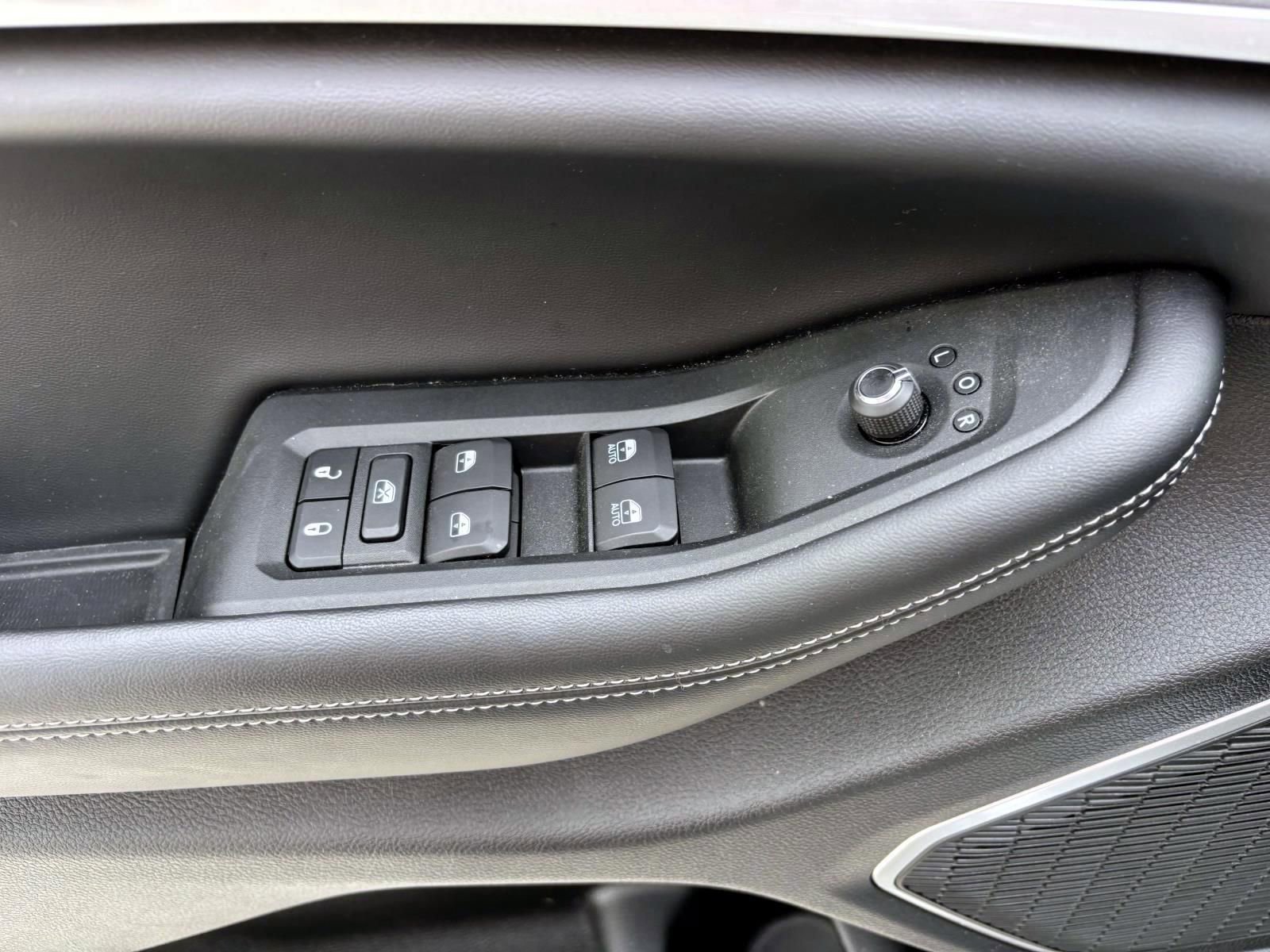 Used 2025 Jeep Grand Cherokee Limited w/ Luxury Tech Group II image 13