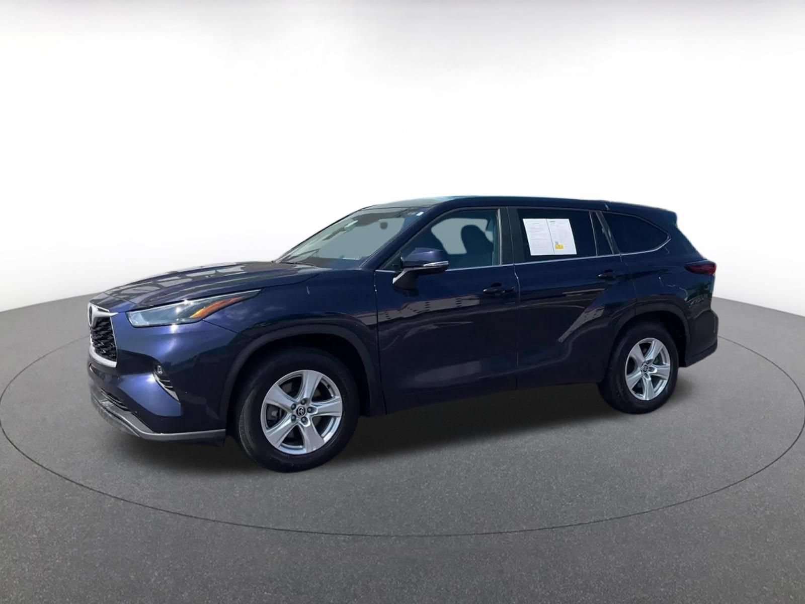 Used 2025 Toyota Highlander LE FWD image 6