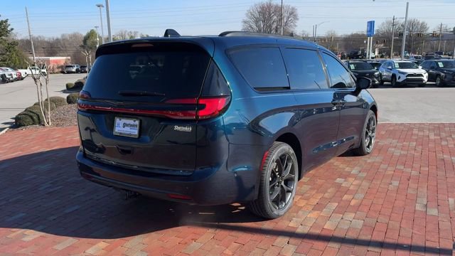 Used 2023 Chrysler Pacifica Limited w/ S Appearance Package image 2