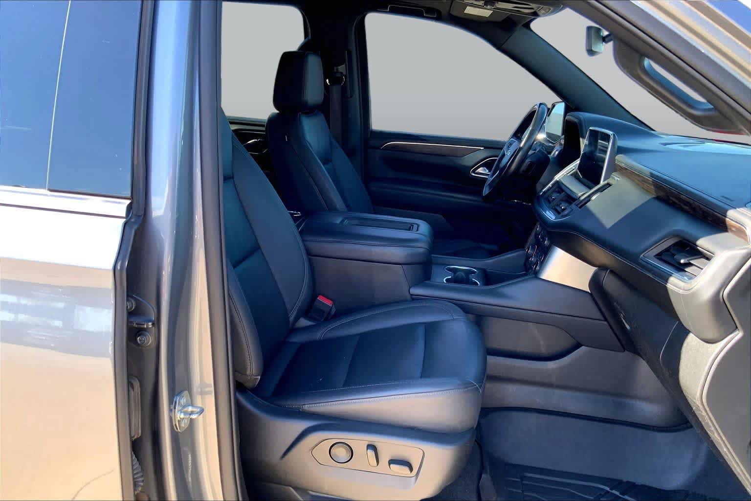 Used 2022 Chevrolet Suburban LT w/ LT Signature Package AWD/4WD image 9