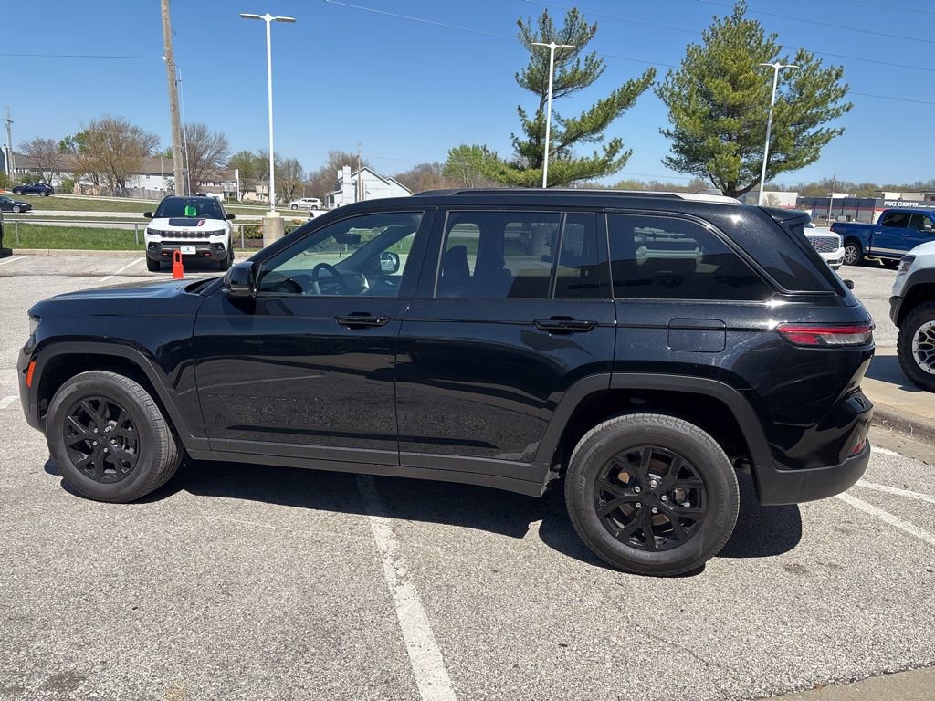 Used 2025 Jeep Grand Cherokee Altitude image 13