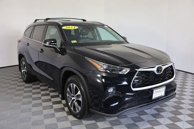 Used 2024 Toyota Highlander XLE AWD/4WD image 1