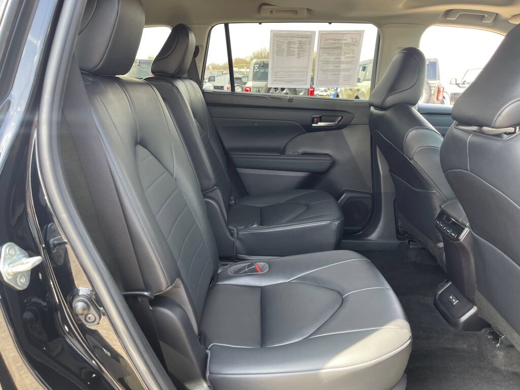 Used 2023 Toyota Highlander XLE FWD image 33