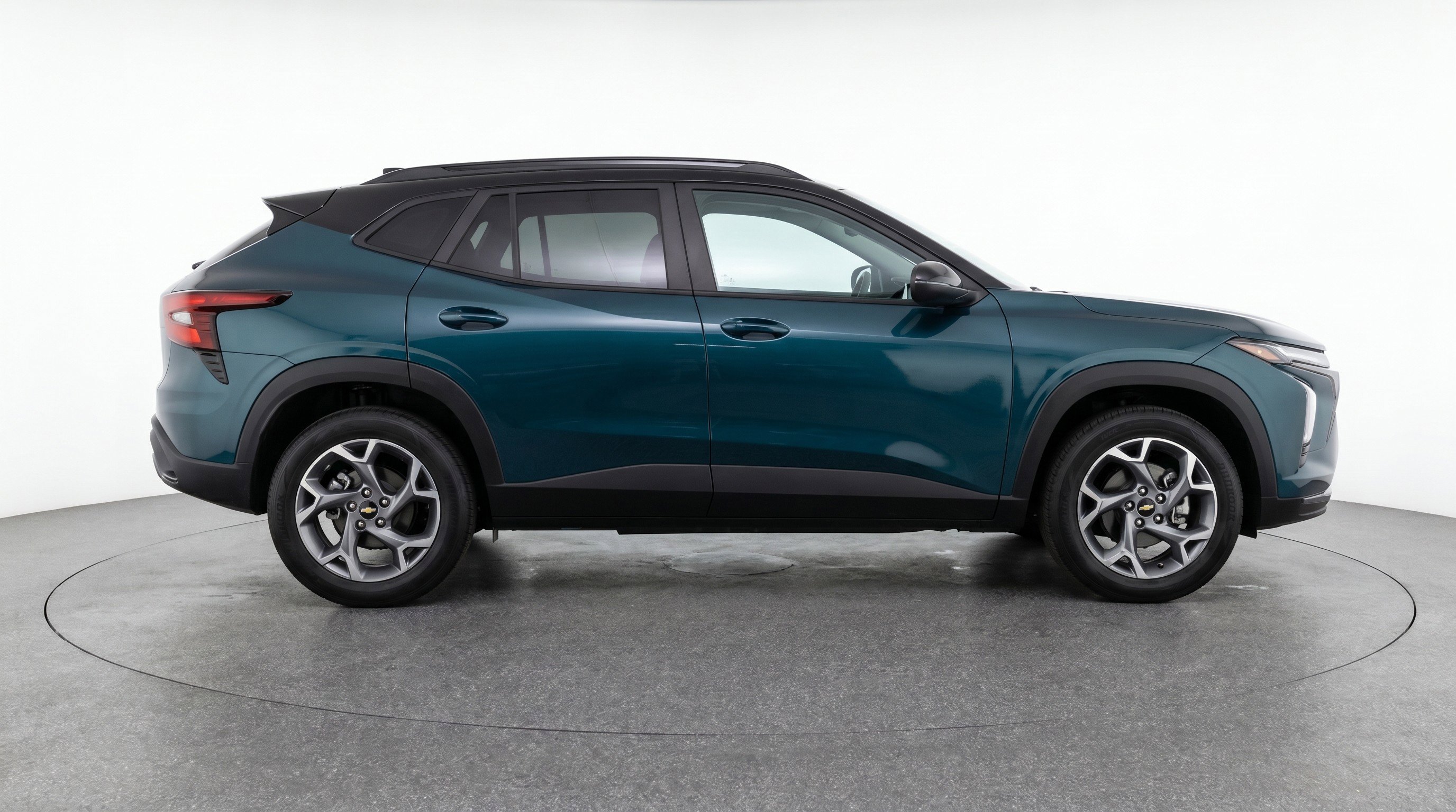 Used 2025 Chevrolet Trax LT FWD image 11