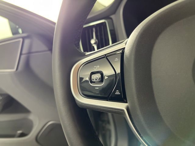Used 2025 Volvo XC60 B5 Plus image 22