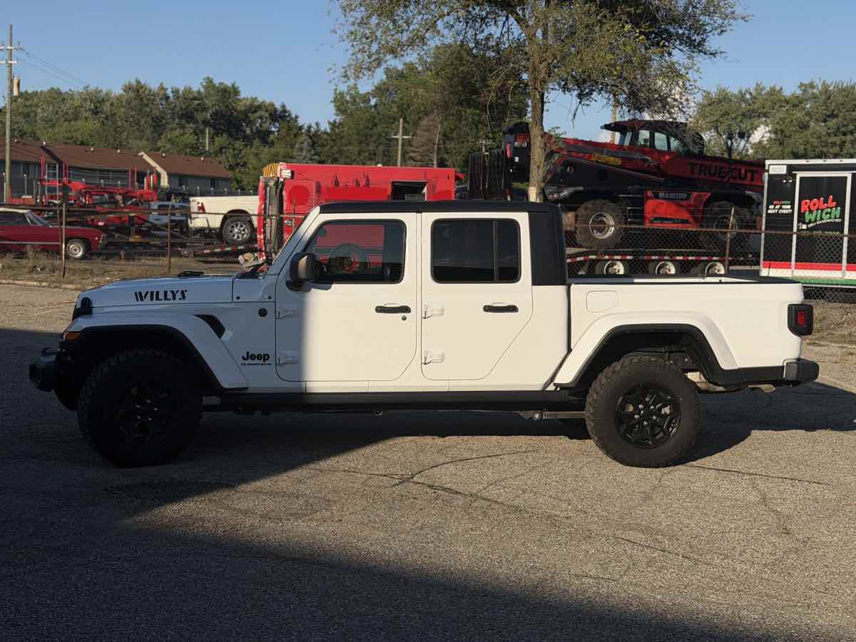 Used 2023 Jeep Gladiator Sport AWD/4WD image 8