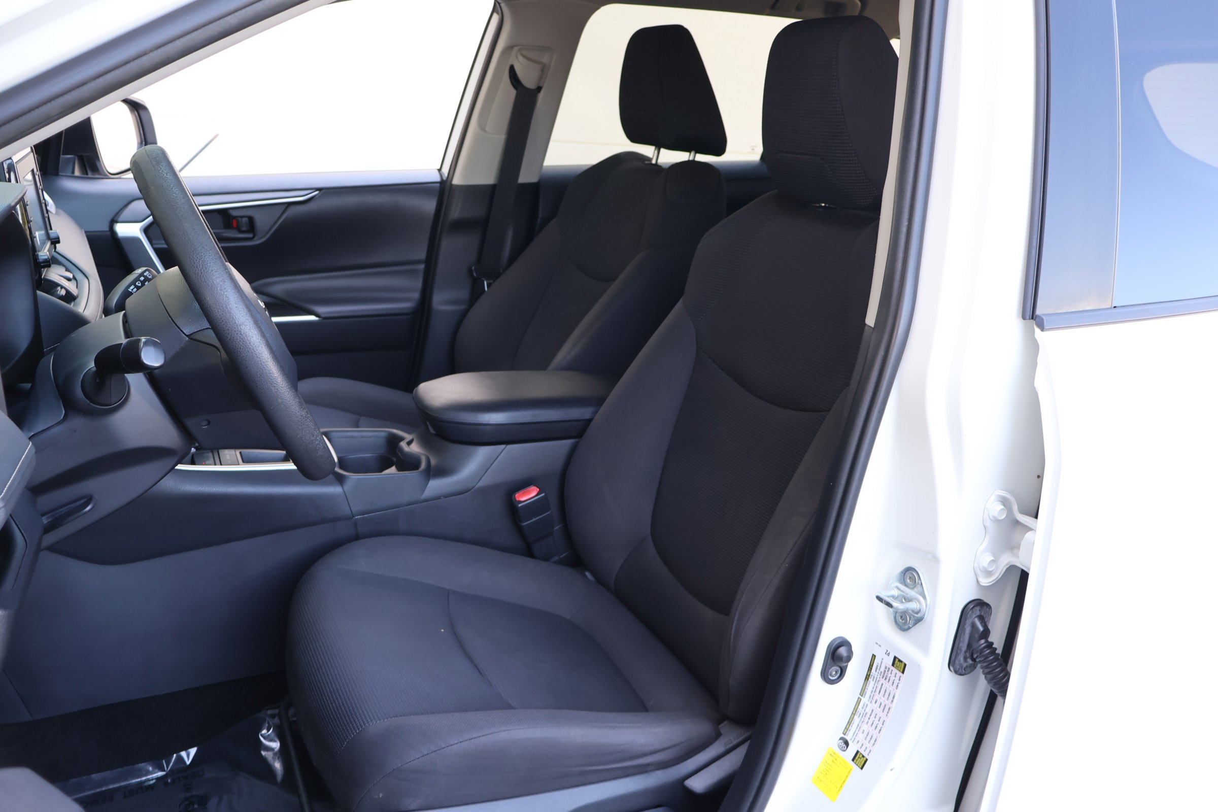 Used 2019 Toyota RAV4 LE FWD image 2