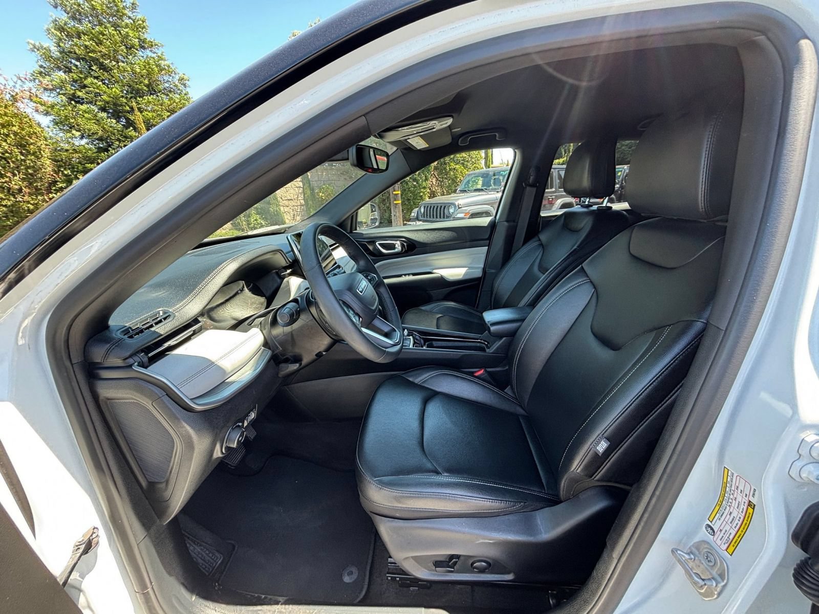 Used 2025 Jeep Compass Limited AWD/4WD image 28