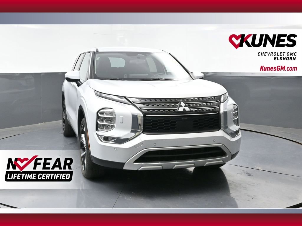 Used 2024 Mitsubishi Outlander SE image 1