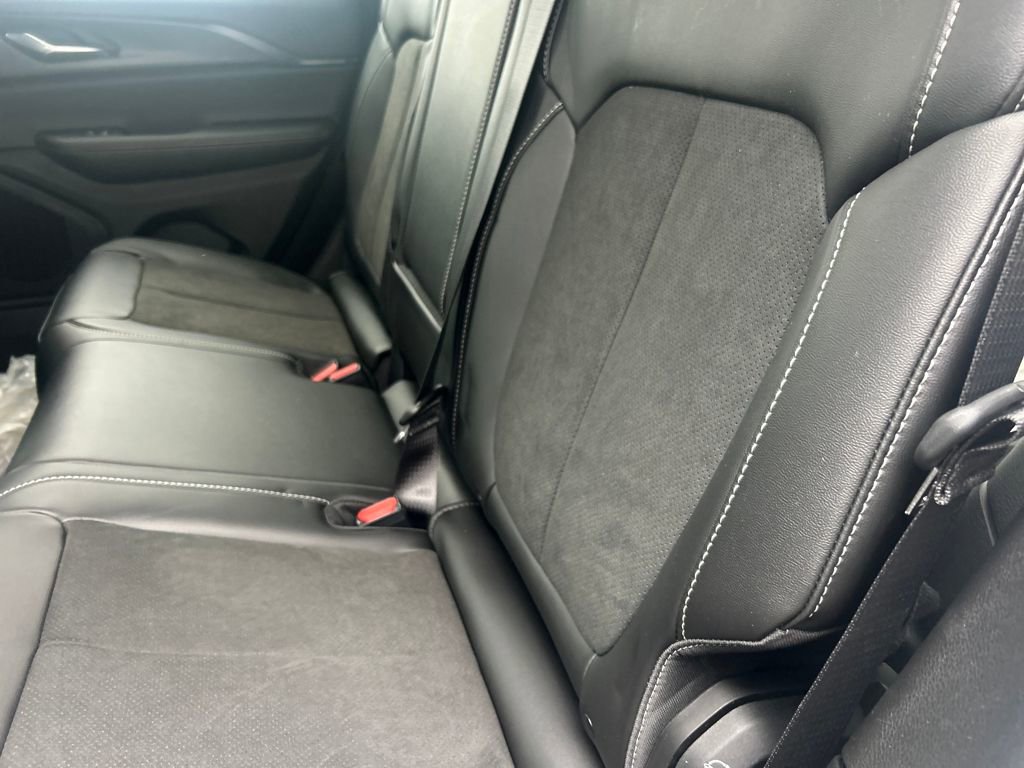 New 2025 Jeep Grand Cherokee Altitude image 21