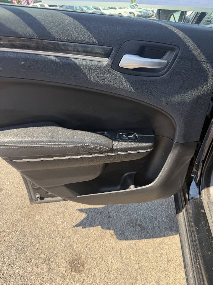 Used 2017 Chrysler 300 C RWD image 10