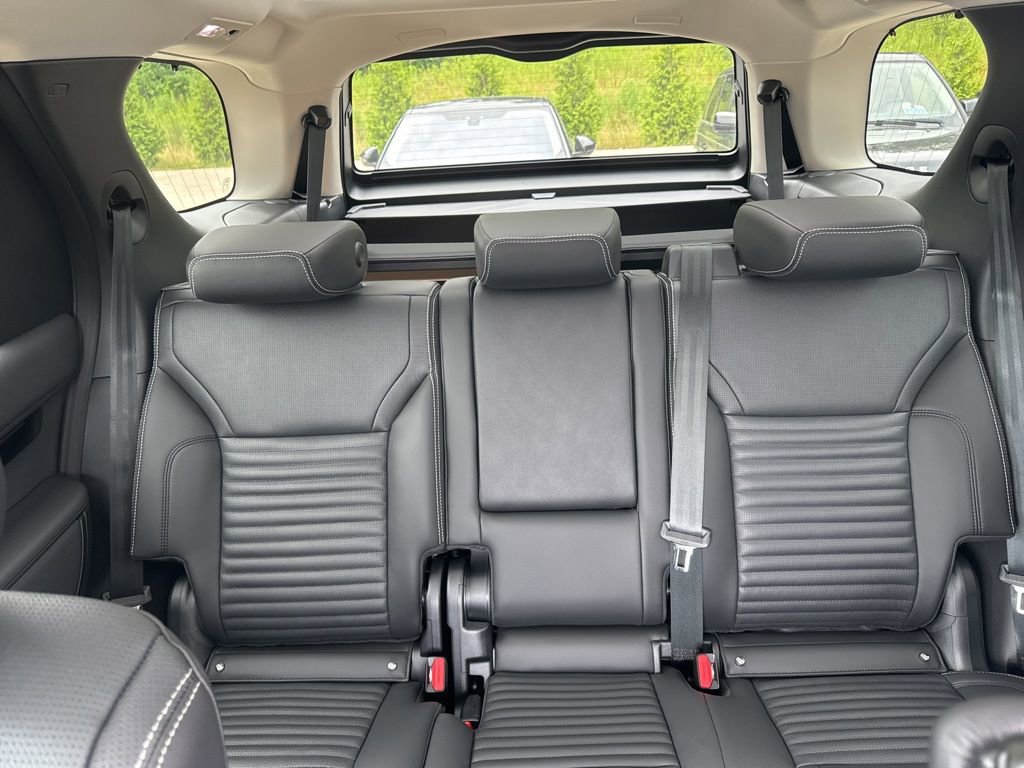 New 2024 Land Rover Discovery S image 12
