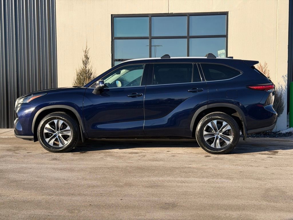 Used 2022 Toyota Highlander XLE image 2