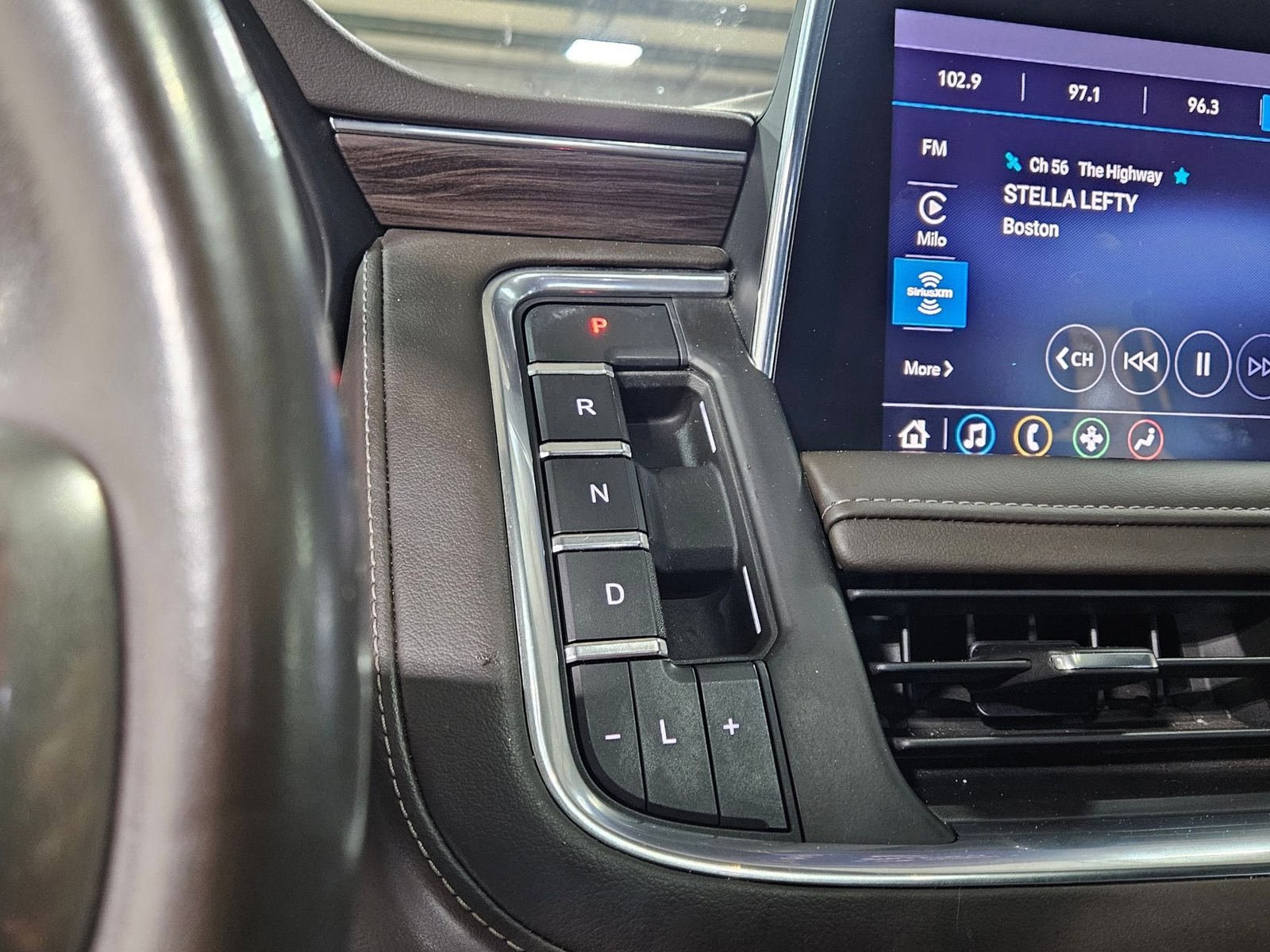 Used 2021 Chevrolet Suburban LT RWD image 19