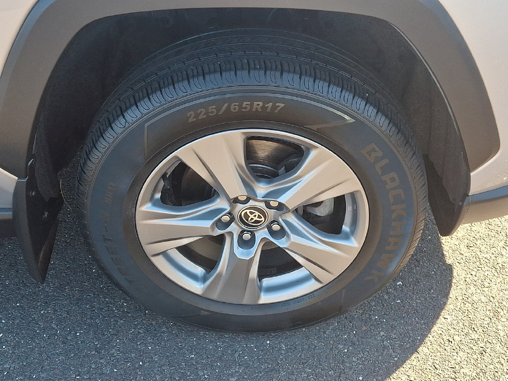 Used 2022 Toyota RAV4 XLE AWD/4WD image 9