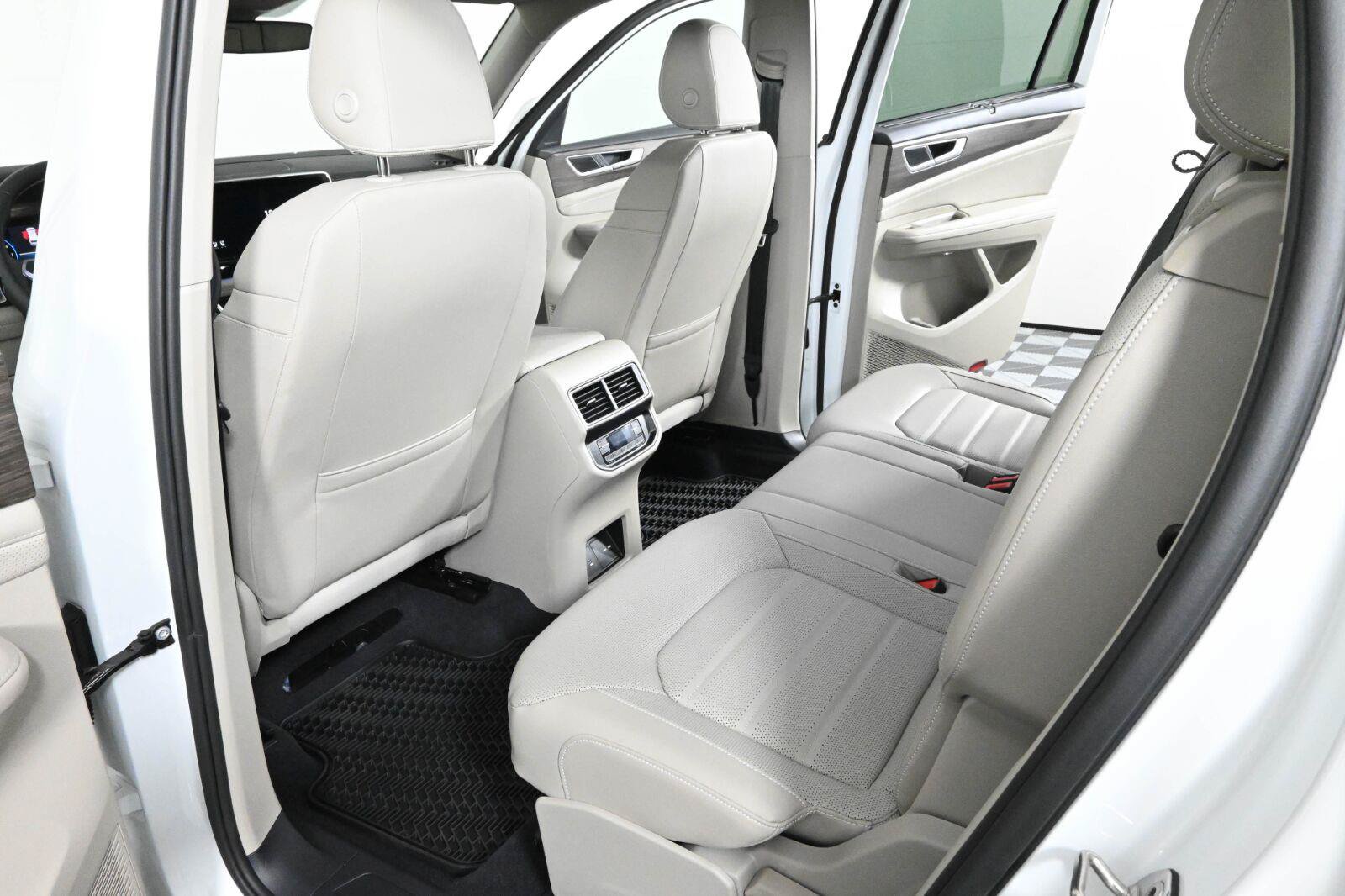 Certified 2025 Volkswagen Atlas SEL AWD/4WD image 16