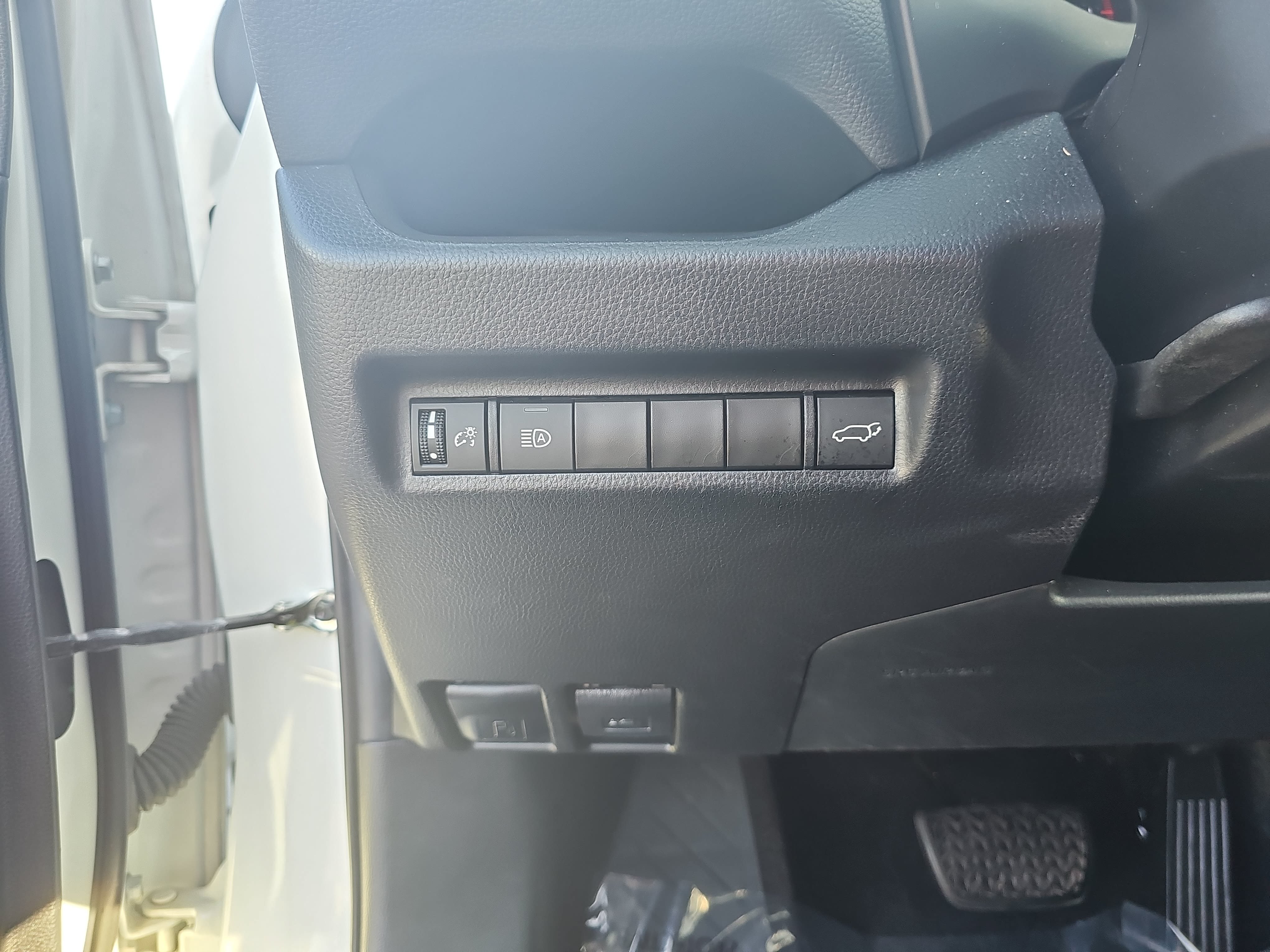 Used 2021 Toyota RAV4 XLE w/ Convenience Package FWD image 27