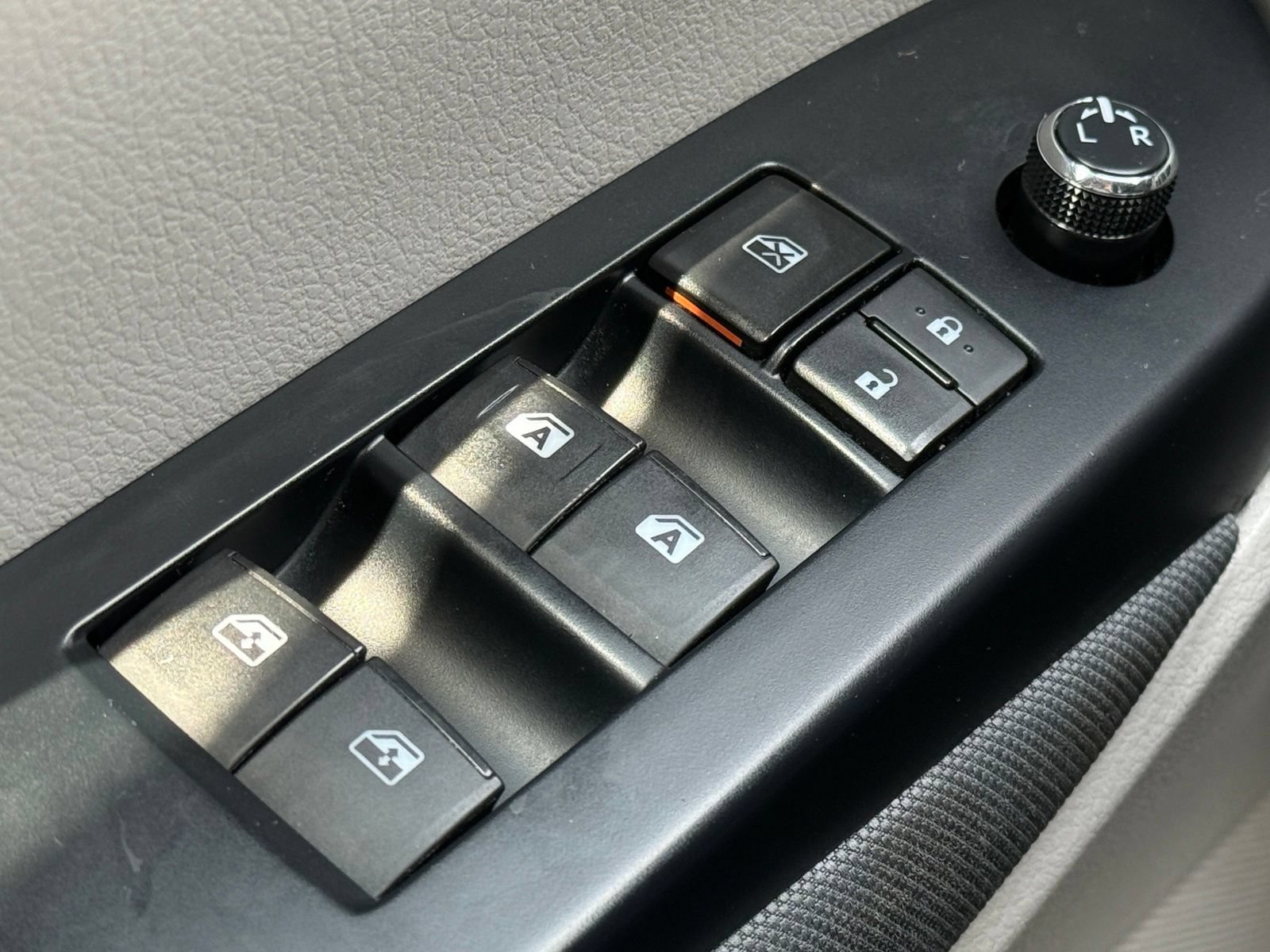 Used 2016 Toyota Highlander LE FWD image 32