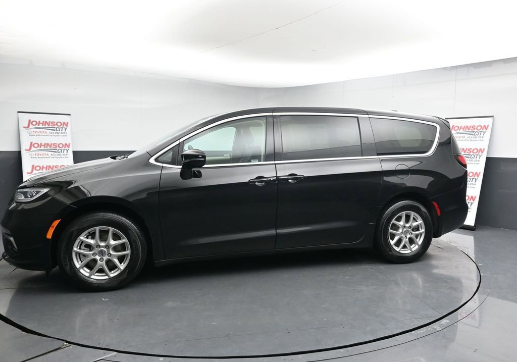 Used 2024 Chrysler Pacifica Touring-L image 5