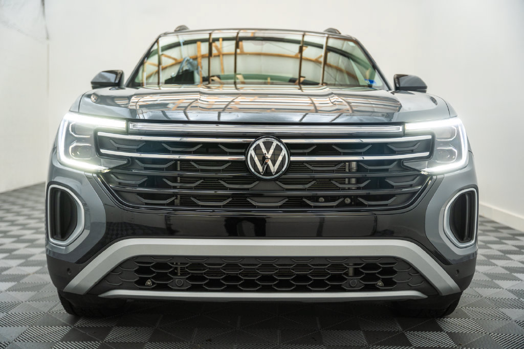 Used 2025 Volkswagen Atlas Peak Edition SE AWD/4WD image 2