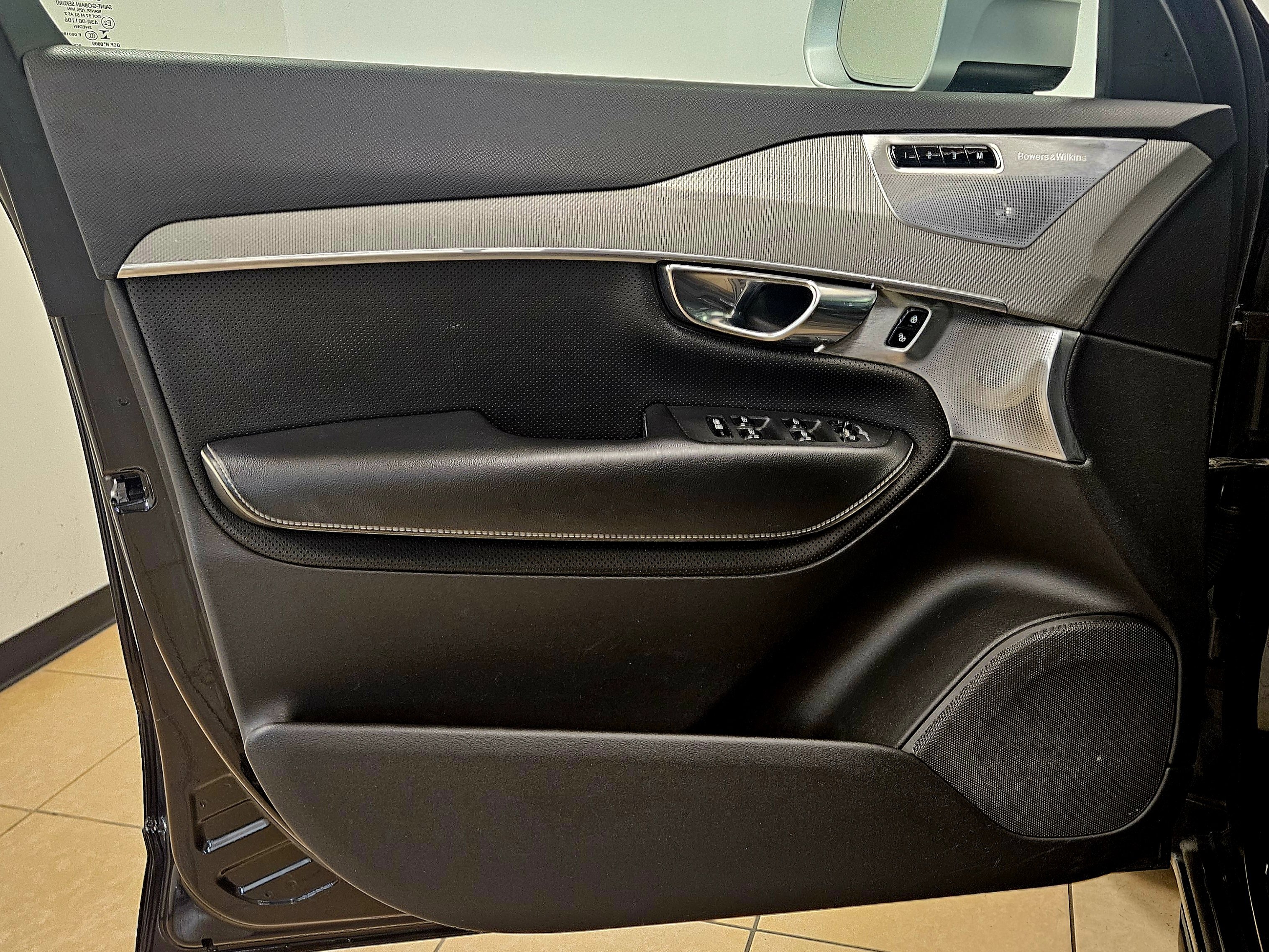 Used 2018 Volvo XC90 T8 R-Design w/ Convenience Package image 12