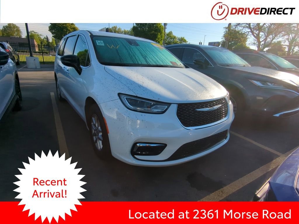 Used 2024 Chrysler Pacifica Touring FWD image 1