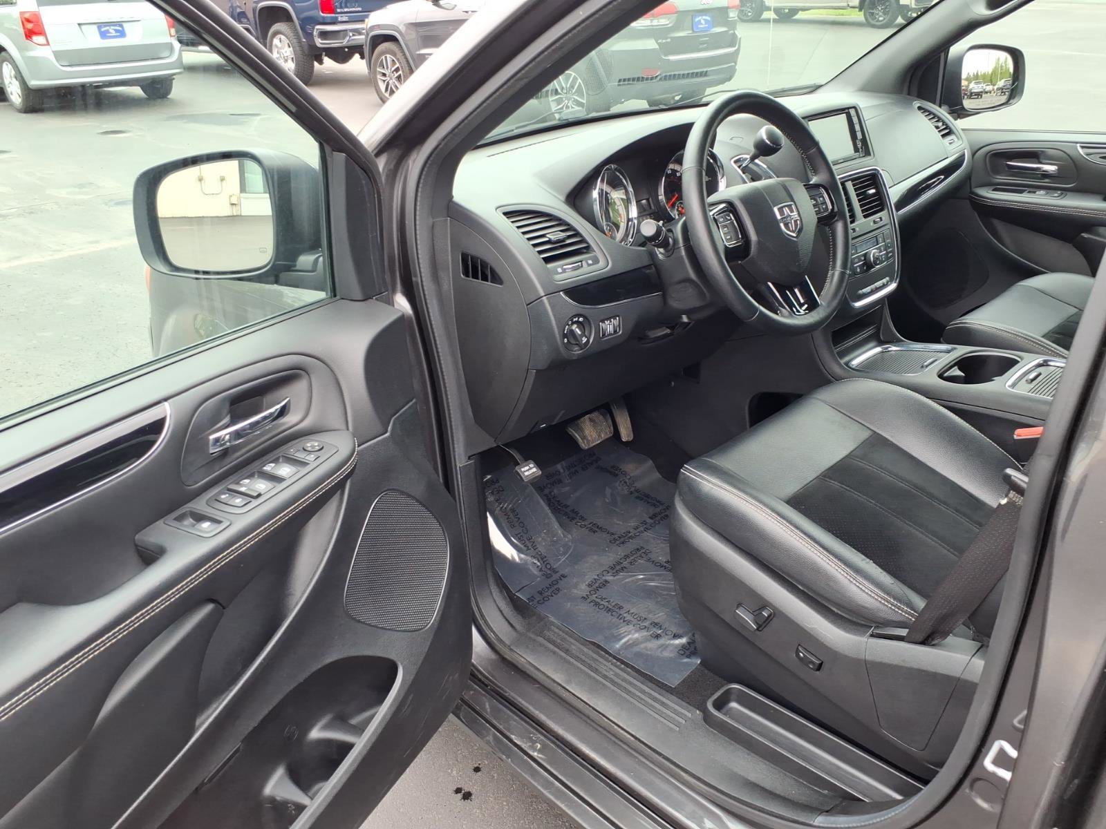 Used 2017 Dodge Grand Caravan SXT w/ Driver Convenience Group FWD image 10