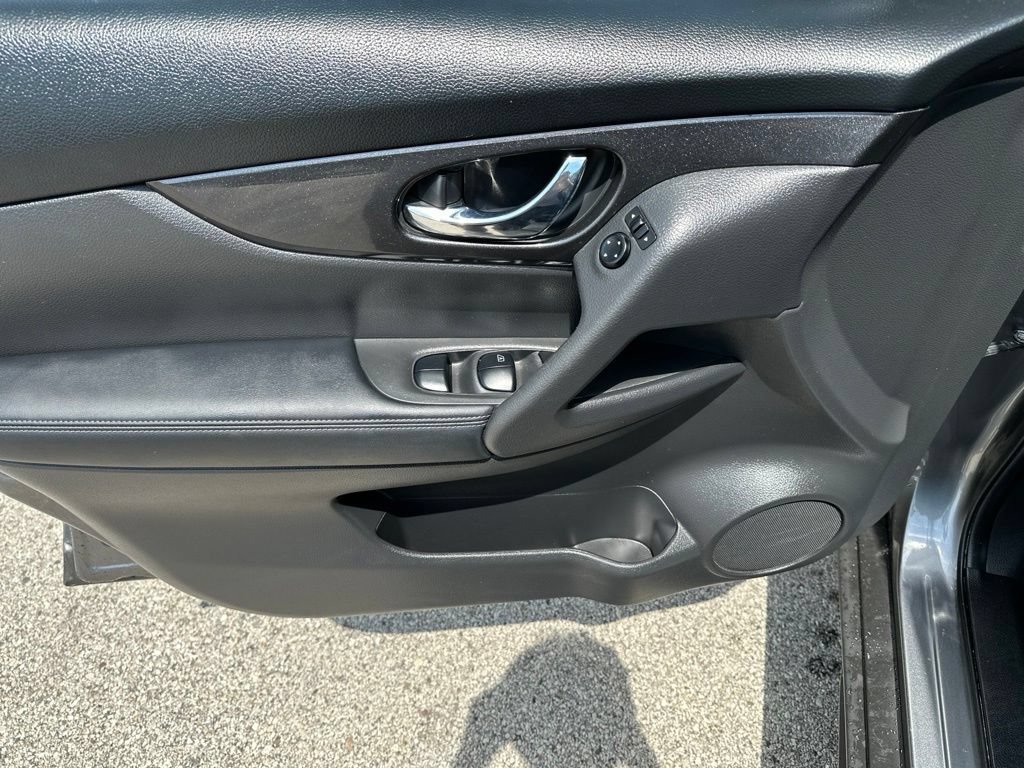 Used 2019 Nissan Rogue SV AWD/4WD image 23