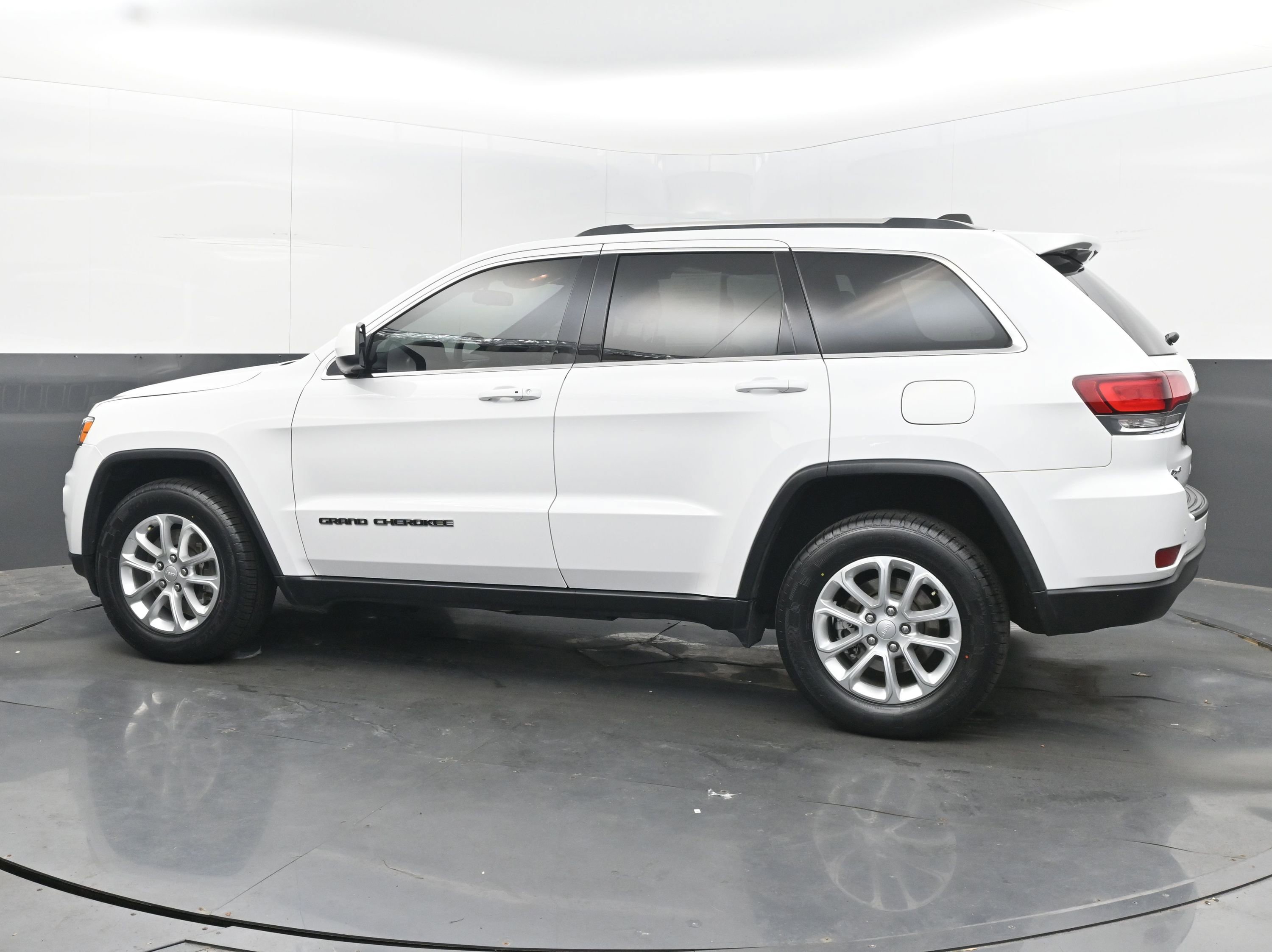 Used 2021 Jeep Grand Cherokee Laredo image 5