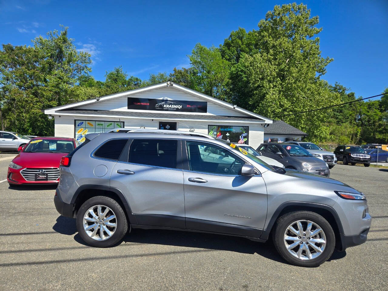 Used 2016 Jeep Cherokee Limited w/ Luxury Group AWD/4WD image 4