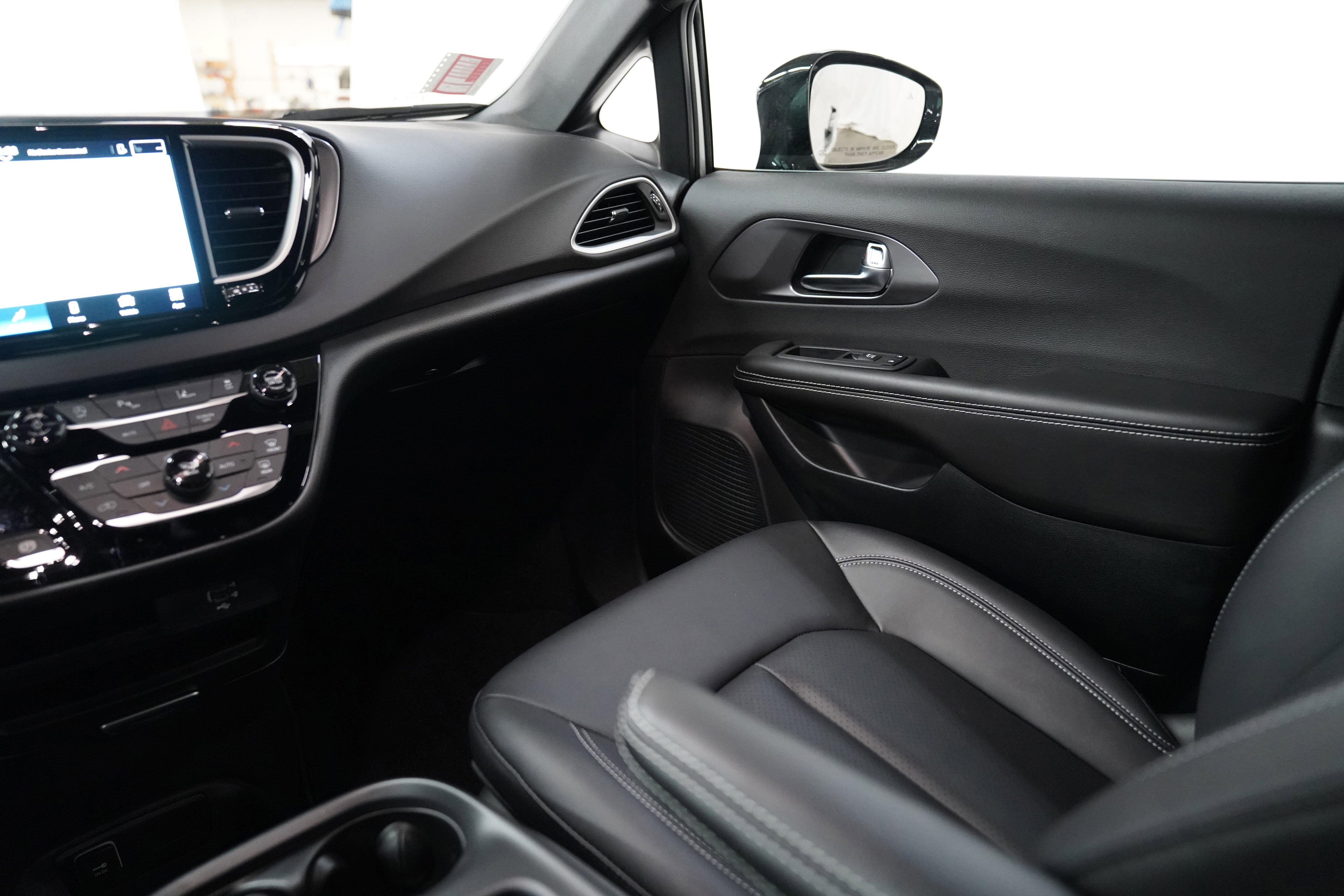 Used 2026 Chrysler Pacifica Select image 14