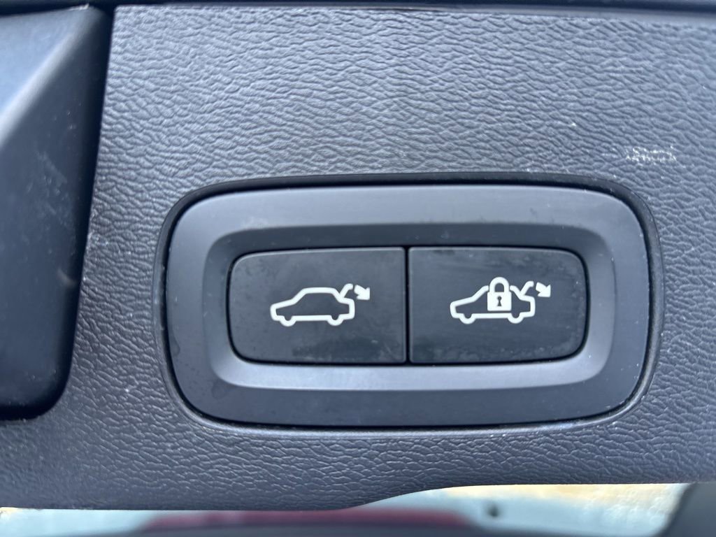 Certified 2024 Volvo XC60 T8 Ultimate w/ Protection Package Premier image 51