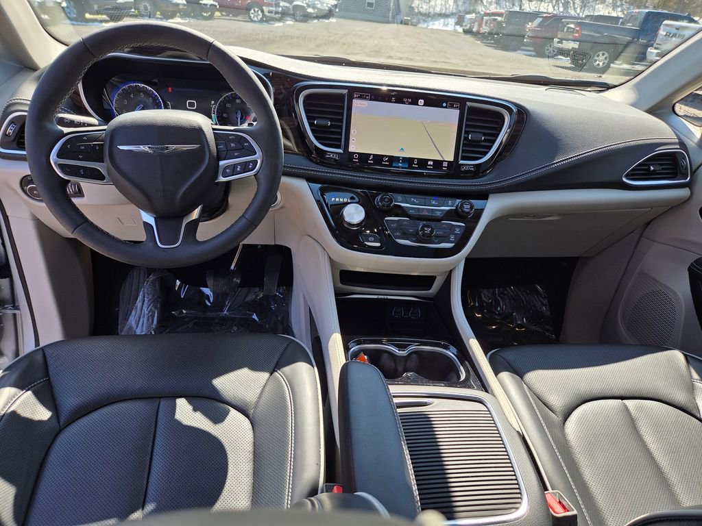 Used 2024 Chrysler Pacifica Limited image 19