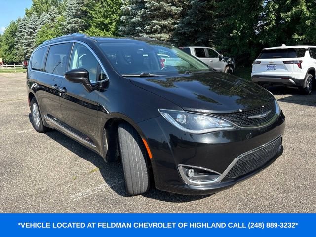 Used 2018 Chrysler Pacifica Touring-L w/ Premium Audio Group FWD image 2