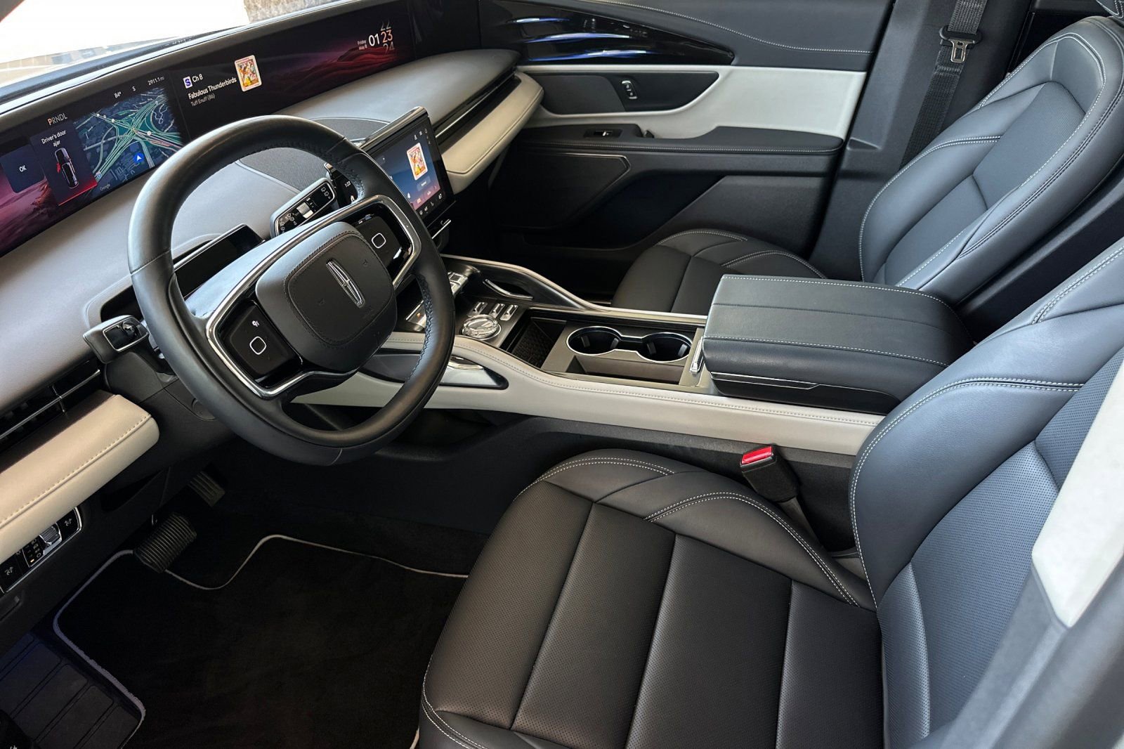 Used 2025 Lincoln Nautilus Premier AWD/4WD image 9
