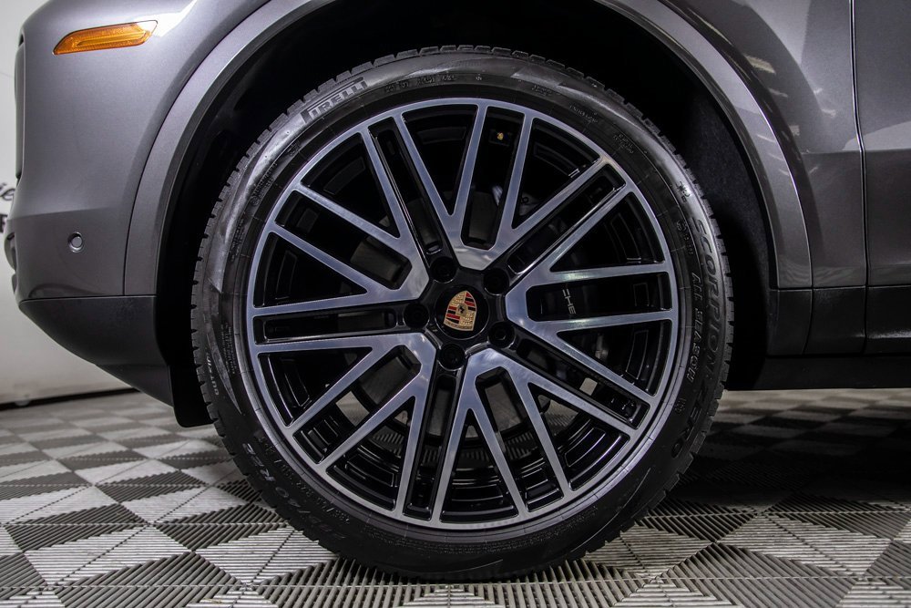 Used 2025 Porsche Cayenne image 44